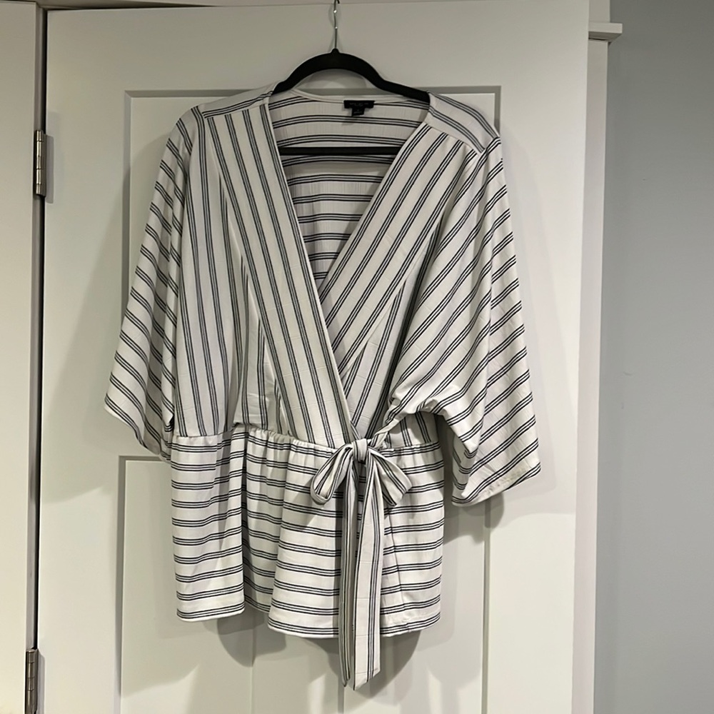 Ann Taylor Factory kimono style top.  Black and cream.  Size XL.